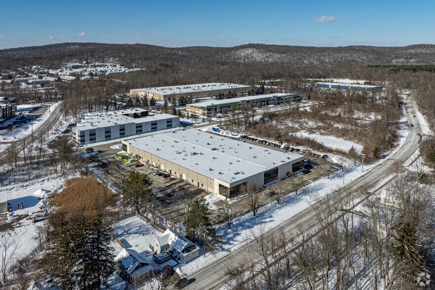 More Photos Of 101 Bilby Rd, Hackettstown Showroom For Lease