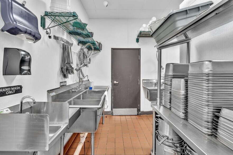 More Photos Of 2010 NW 6th St, Fort Lauderdale Fast Food For Lease
