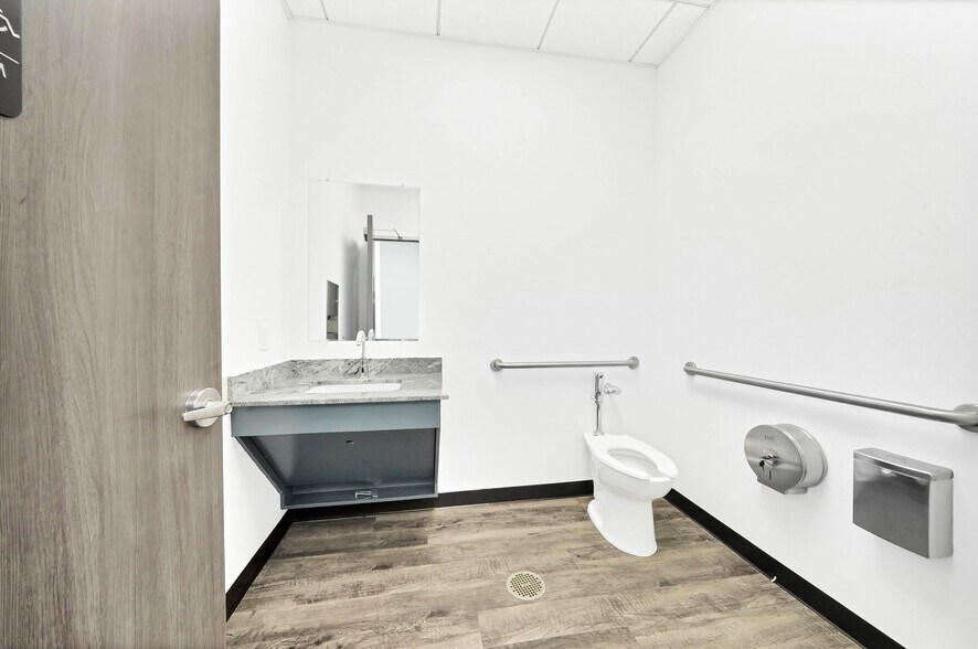 More Photos Of 12280 Broadway St, Pearland Office For Lease