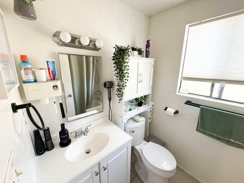 More Photos Of 11249 Emelita St, North Hollywood Apartments For Sale