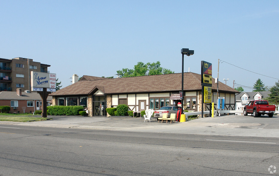 Primary Photo Of 5381 N High St, Columbus Freestanding For Lease