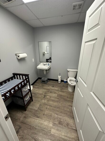 More Photos Of 9537-9573 W 87th St, Overland Park Unknown For Lease