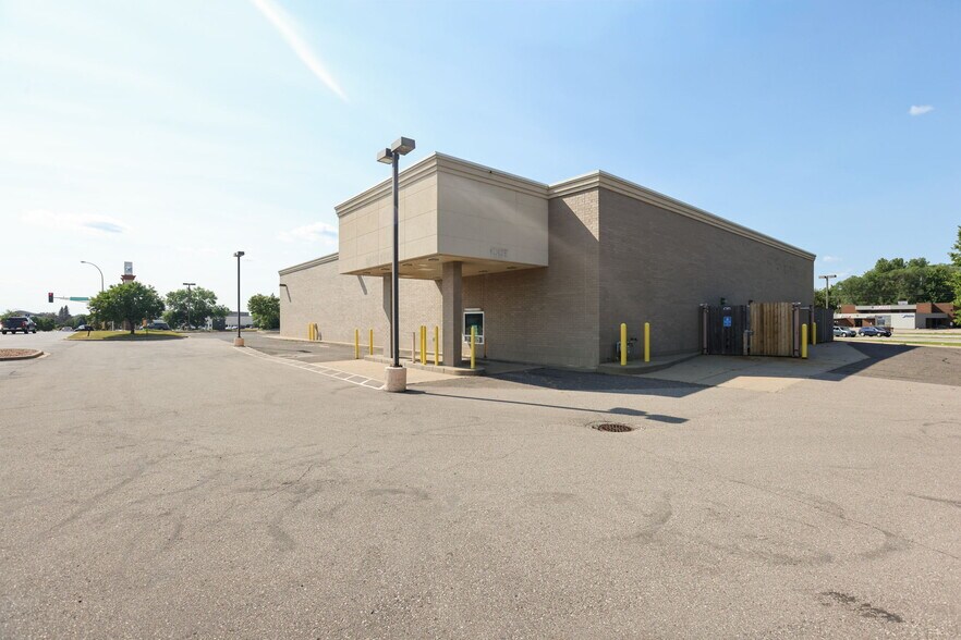 More Photos Of 600 County Road 10 NE, Blaine Drugstore For Lease