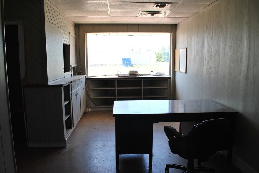 More Photos Of 220 Progress Blvd, Longview Warehouse For Sale