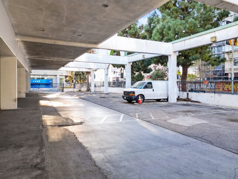 More Photos Of 940 S Hill St, Los Angeles Freestanding For Sale