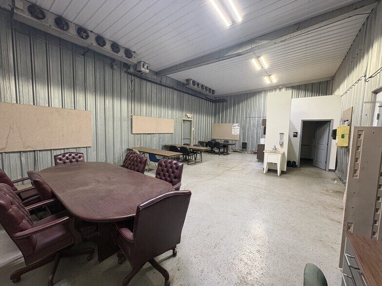 More Photos Of 950 E Melendy St, Ludington Distribution For Lease