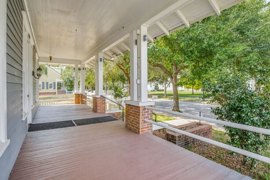 More Photos Of 6849 Oak St, Milton Freestanding For Lease