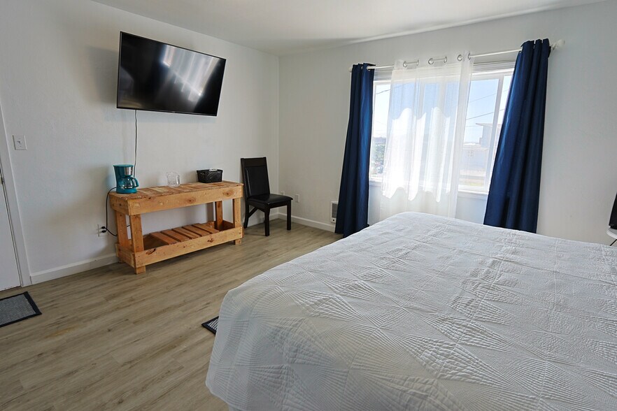 More Photos Of 754 SW Coast Hwy, Newport Hotel For Sale