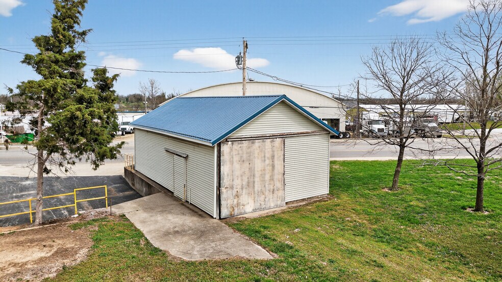 More Photos Of 317 S Kingshighway St, Perryville Industrial For Sale