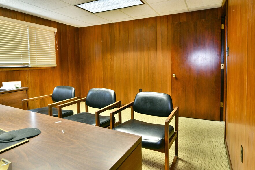 More Photos Of 696 Valley View Dr, Brookfield Office For Sale