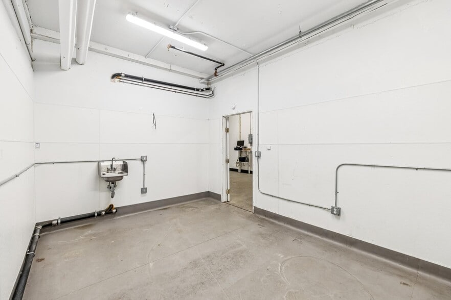 More Photos Of 2250 Jerrold Ave, San Francisco Warehouse For Sale
