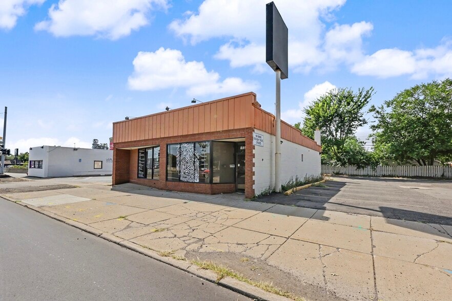 More Photos Of 22976 Outer Dr, Dearborn Flex For Lease
