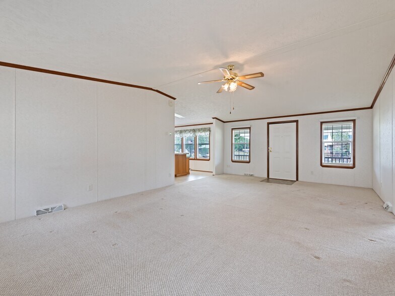 More Photos Of 25 Lester Ln, Waynesville Flex For Sale