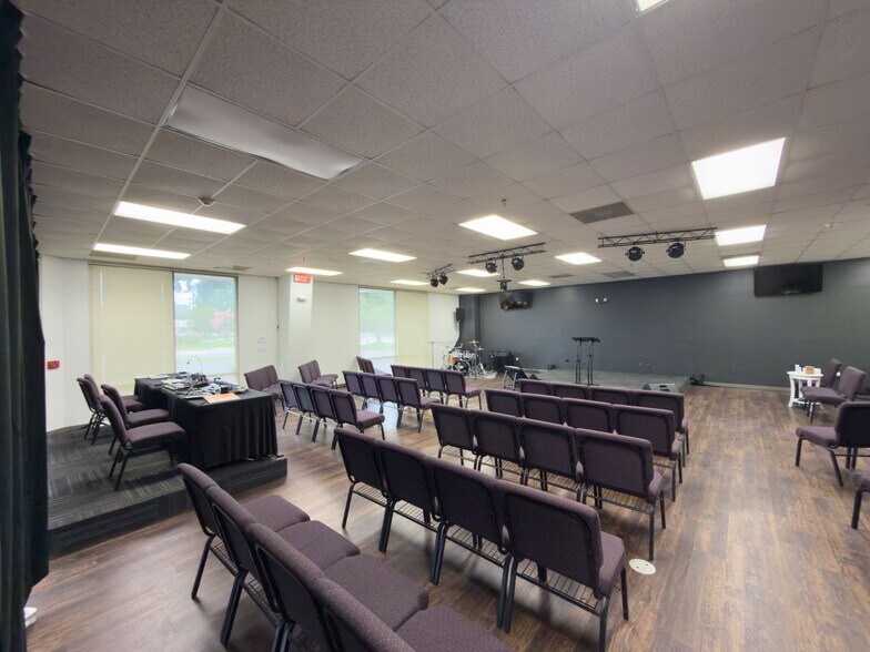 More Photos Of 275 W Airport Blvd, Pensacola Storefront Retail Office For Lease