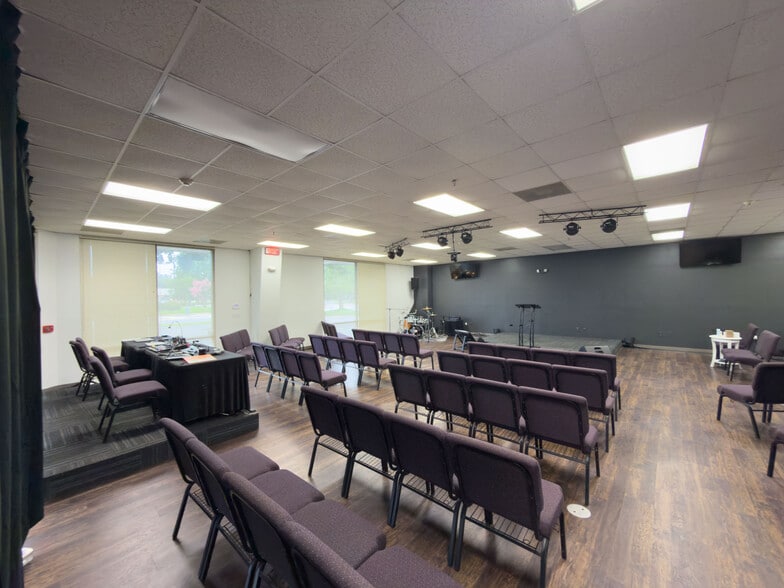 More Photos Of 275 W Airport Blvd, Pensacola Storefront Retail Office For Lease