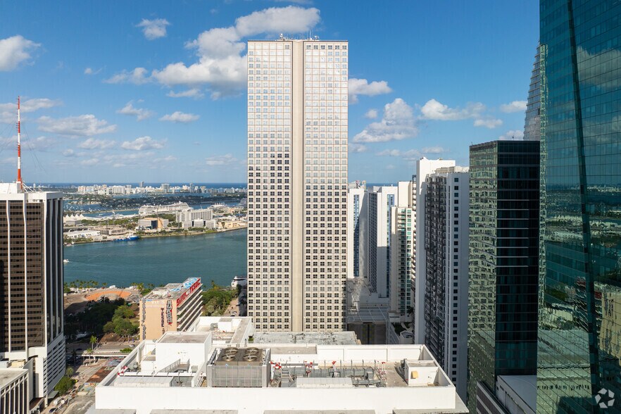 More Photos Of 200 S Biscayne Blvd, Miami Office For Lease