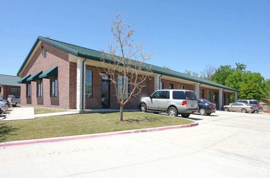 Primary Photo Of 2002 S Stemmons Fwy, Lake Dallas Office For Lease