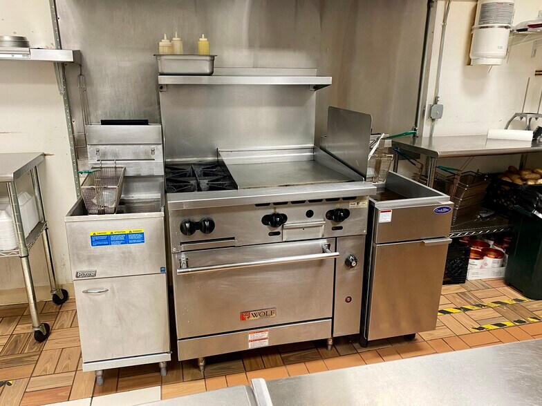 More Photos Of 239 Main St, Shelby Bar For Sale