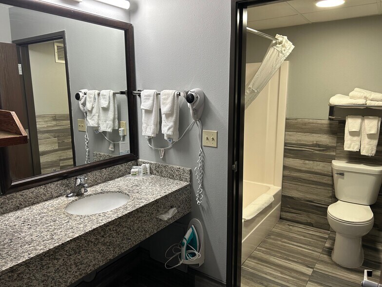 More Photos Of 222 W 2nd St, Ottumwa Hotel For Sale