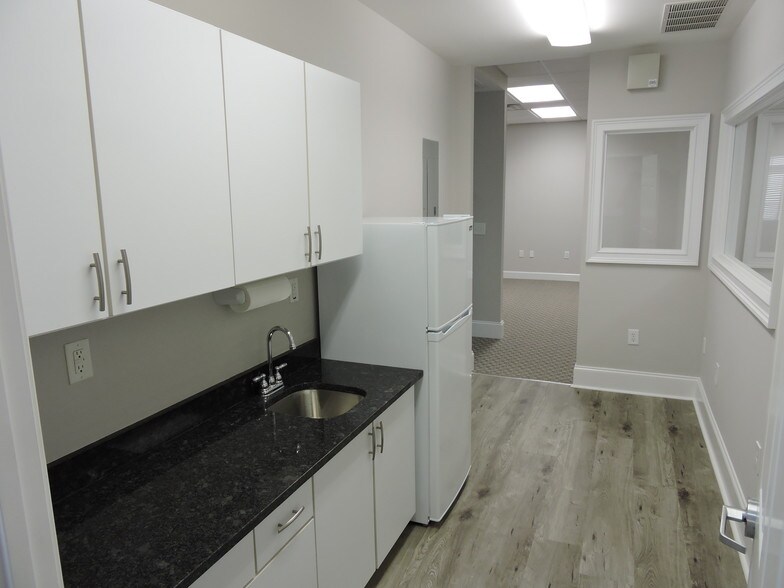 More Photos Of 4562 Lawrenceville Hwy, Lilburn Medical For Lease