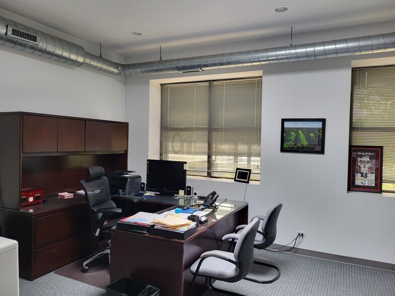 More Photos Of 2147 N Western Ave, Chicago Office For Lease
