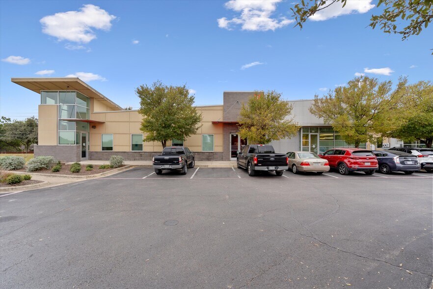 More Photos Of 9811 S IH-35, Austin Office For Sale