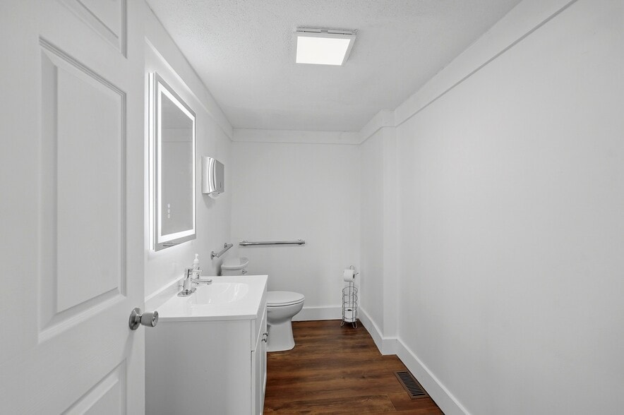 More Photos Of 520 N Broadway St, Lebanon Storefront For Sale