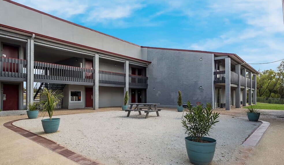 More Photos Of 203 N I-45, Madisonville Hotel For Sale