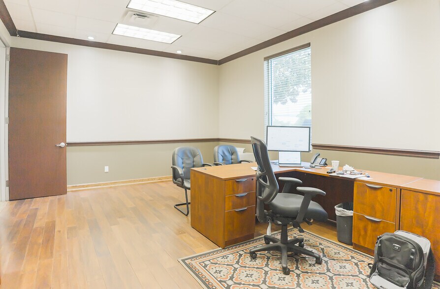 More Photos Of 9933 Regal Row, Houston Warehouse For Lease