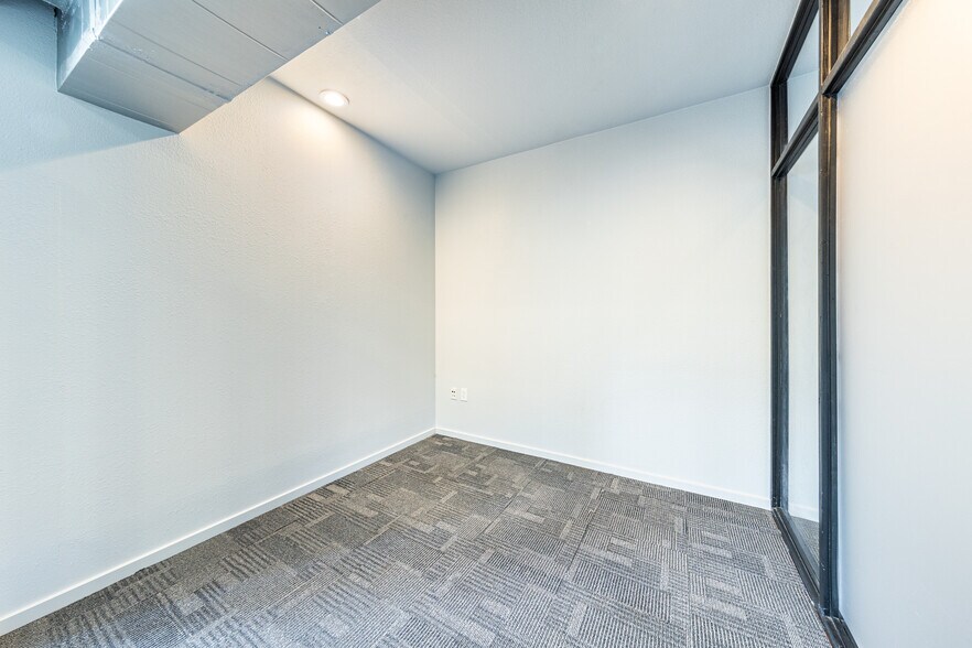 More Photos Of 1107 S 8th St, Austin Office Residential For Lease