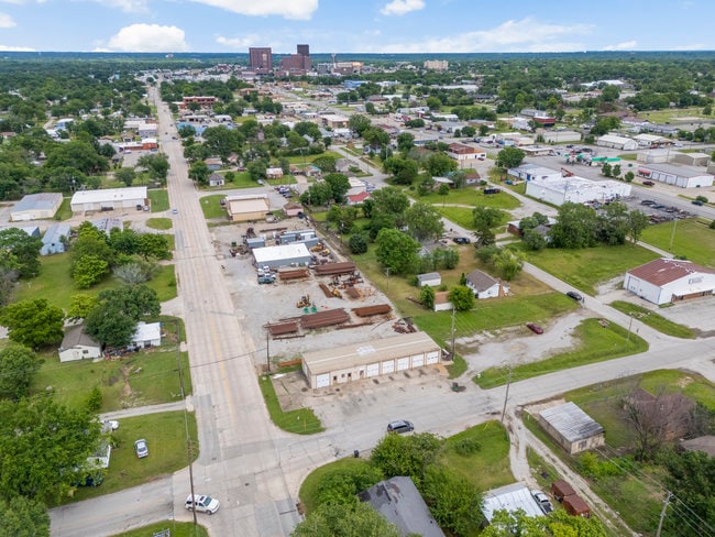 More Photos Of 1745 W Hensley Blvd, Bartlesville Service For Sale