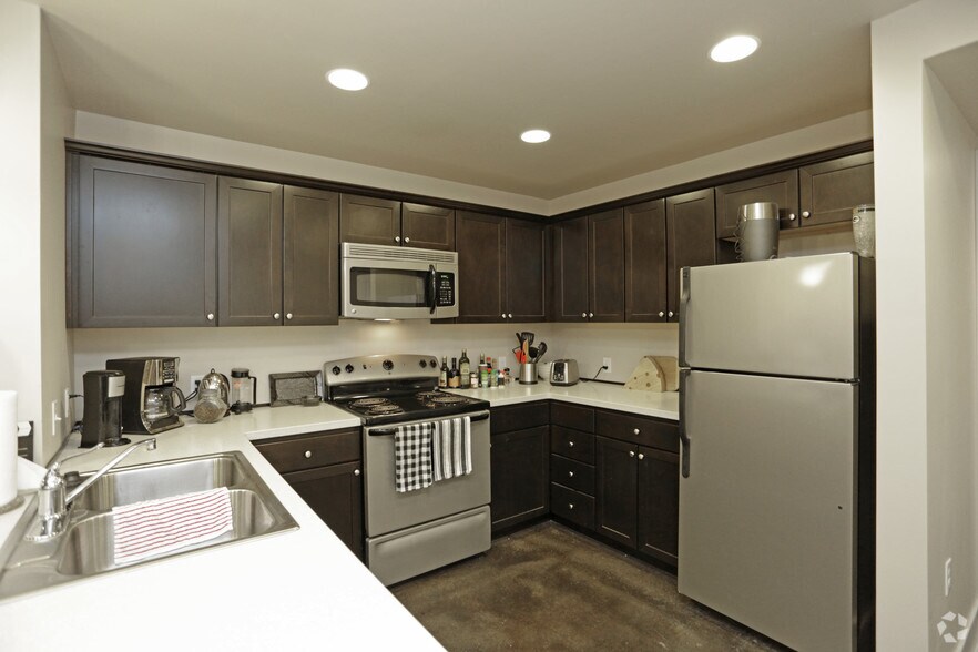 More Photos Of 901 New Hampshire St, Lawrence Apartments For Lease