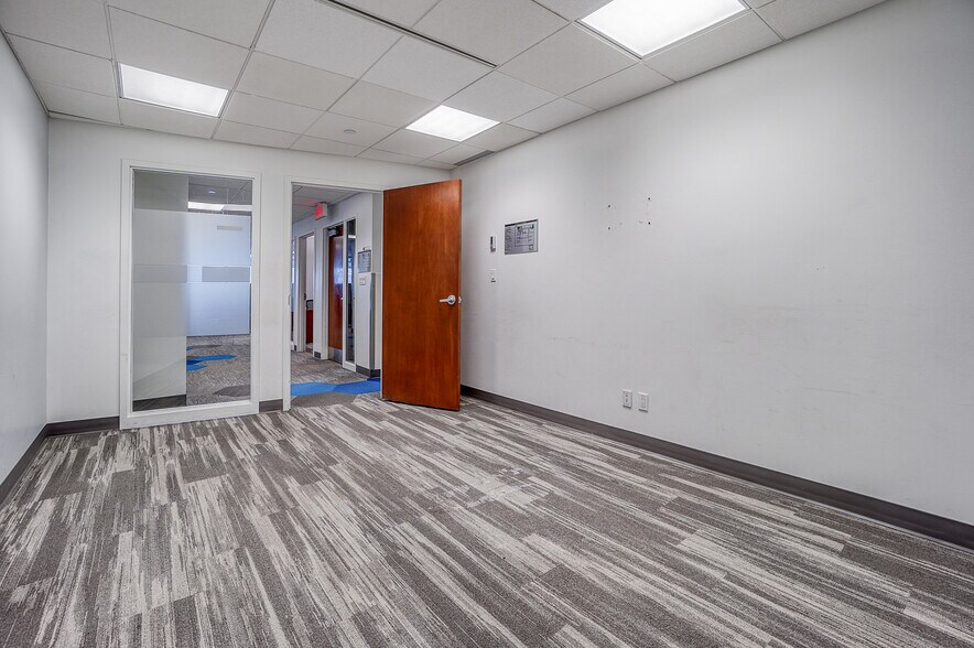 More Photos Of 5250 Boul Décarie, Montréal Office For Lease