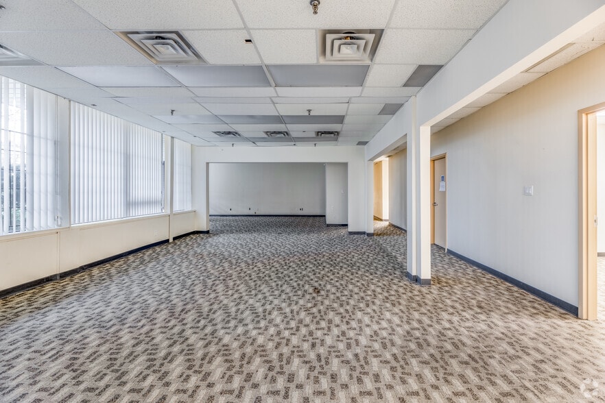 More Photos Of 44 Rolark Dr, Toronto Manufacturing For Lease