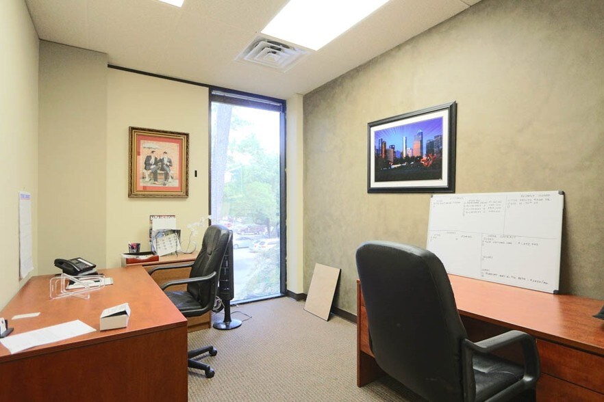 More Photos Of 2020 N Loop Fwy W, Houston Office For Lease