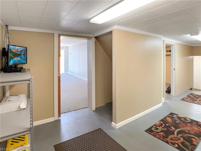 More Photos Of 47 Oak Knoll Dr, Hubbard Office For Lease