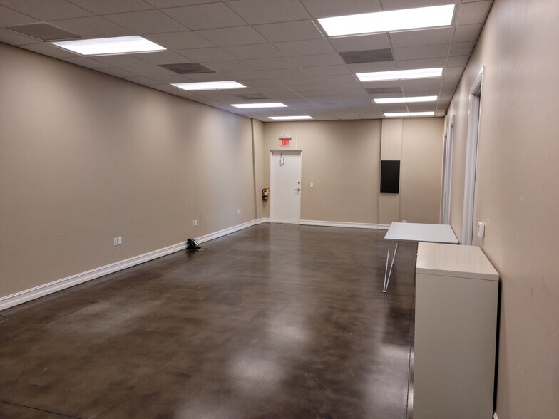 More Photos Of 2805 S Horseshoe Dr, Naples Showroom For Lease