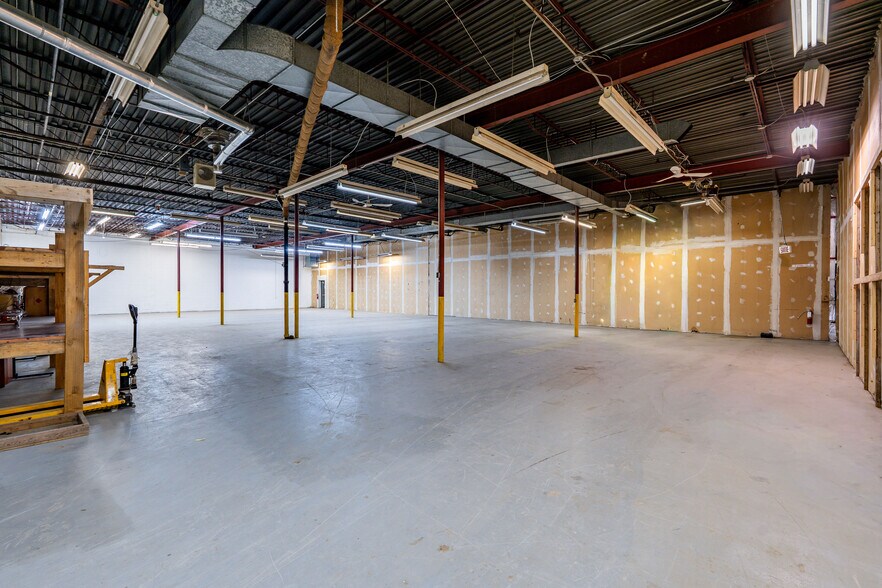 More Photos Of 3540-3550 Frobisher St, Montréal Industrial For Sale