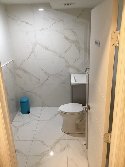 More Photos Of 1060 Kane Concourse, Bay Harbor Islands Storefront Retail Office For Lease