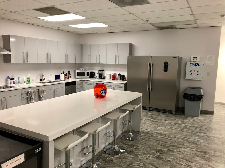 More Photos Of 10220 S 51st St, Phoenix Research And Development For Lease