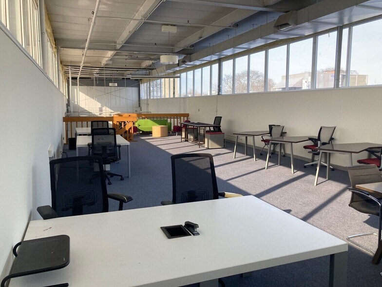 More Photos Of 2002 Dempster St, Evanston Flex For Lease