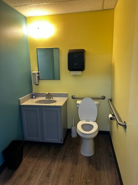 More Photos Of 2225 W Franklin St, Evansville Storefront For Sale