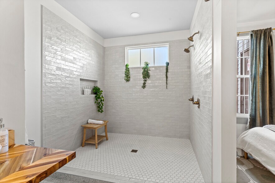 More Photos Of 782 Water St, Biloxi Office For Sale