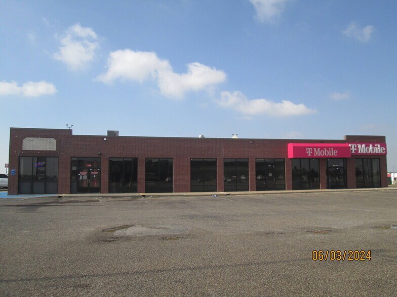 More Photos Of 1101-1127 N Interstate 27, Plainview Storefront Retail Office For Lease