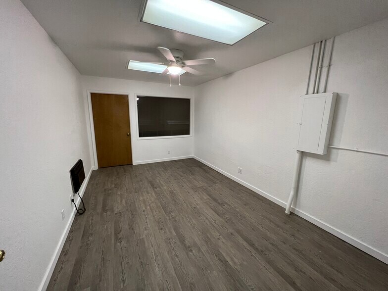 More Photos Of 1945 N Fine Ave, Fresno Flex For Lease