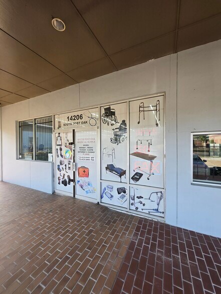 More Photos Of 14206 S Post Oak Rd, Houston General Retail For Sale