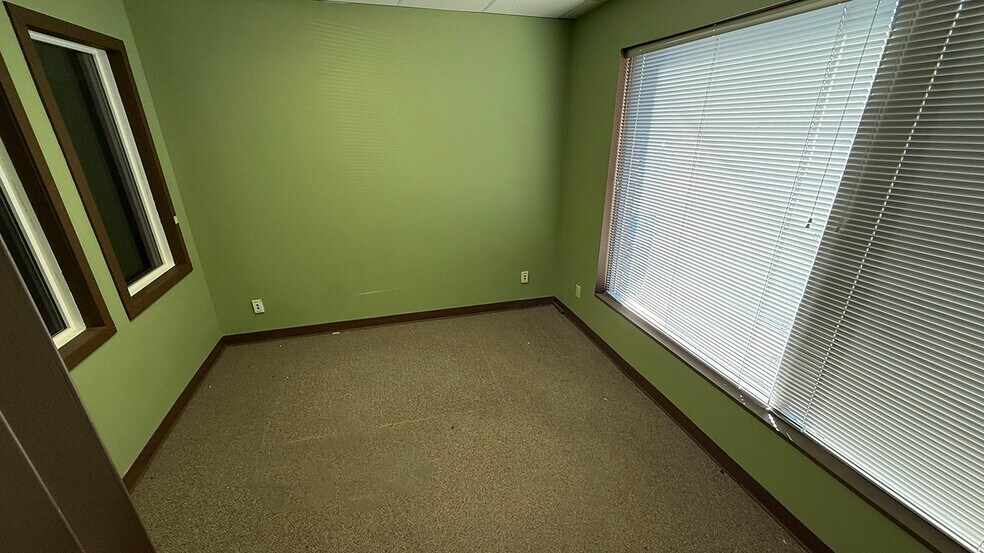 More Photos Of 1215 Henderson Hwy, Winnipeg Office For Lease