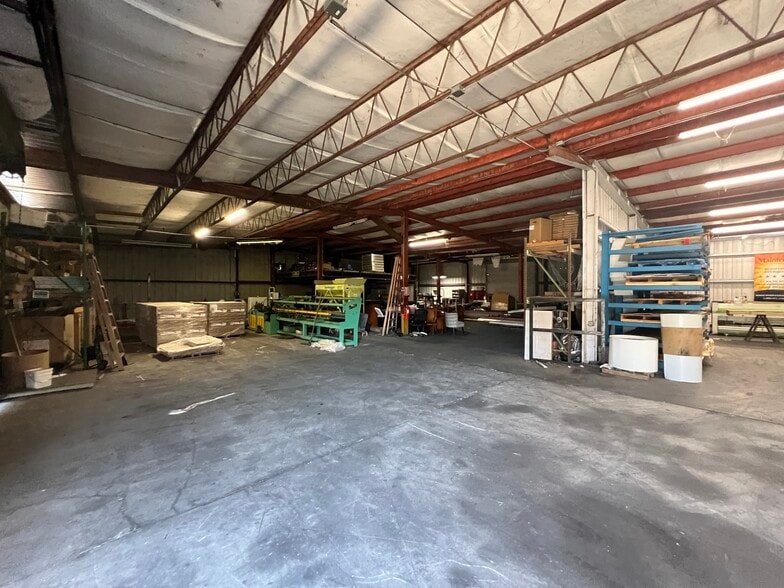 More Photos Of 5208 St Paul St, Tampa Warehouse For Lease