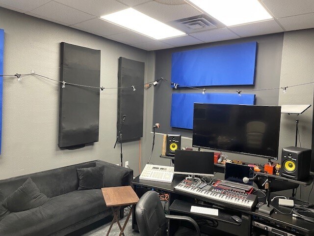 More Photos Of 3500 W 11 Mile Rd, Berkley Light Manufacturing For Lease