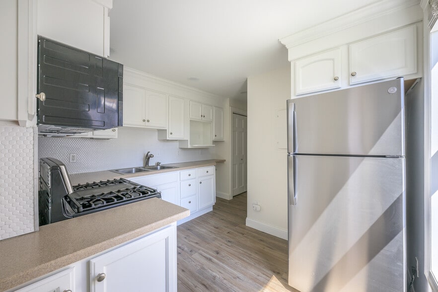 More Photos Of 237 Warren St, Hudson Storefront Retail Residential For Sale